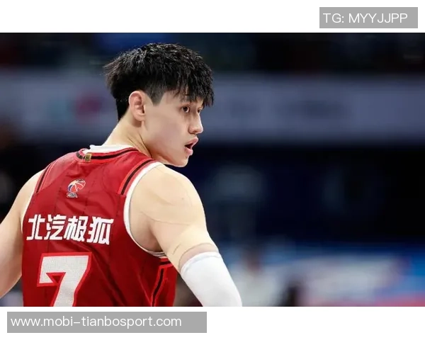 蔡老板昨晚与曾凡博击掌鼓励并嘱咐教练多给予他上场机会